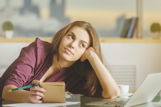 Photo european businesswoman working on project