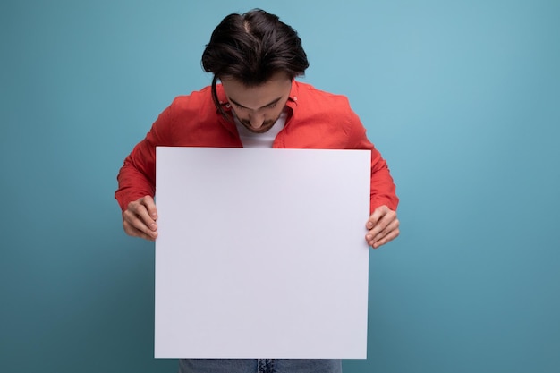 Photo european darkhaired year old male demonstrates his project on a mockup screen