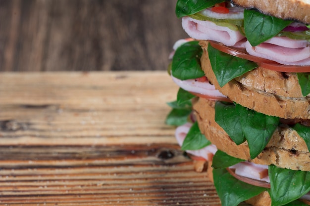 Европейский сэндвич быстрого питания с мясом и овощами, быстрый перекус