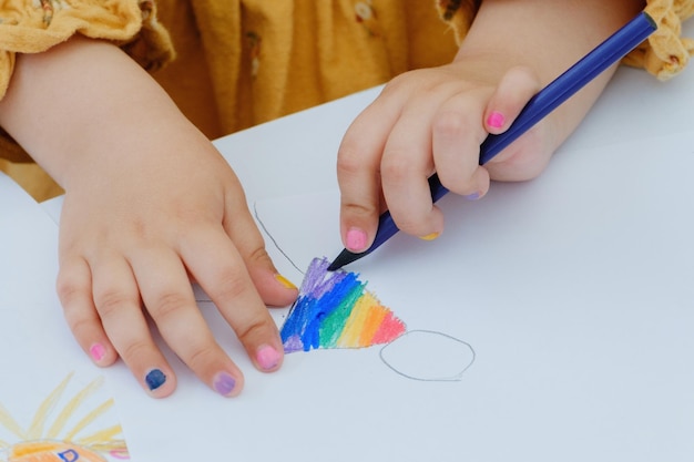 写真 ヨーロッパの子供女の子色鉛筆で絵を描く幼稚園児教育コンセプト子供の絵のクローズ アップ