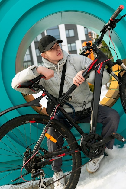 Photo european man sitting and resting between bike rides