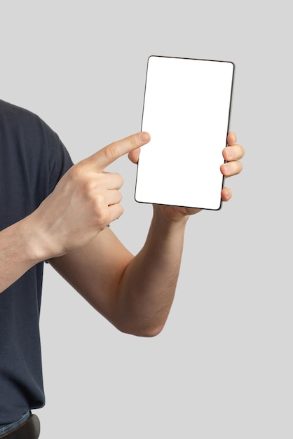 Европейский мужчина с планшетом в руках на изолированном сером фоне