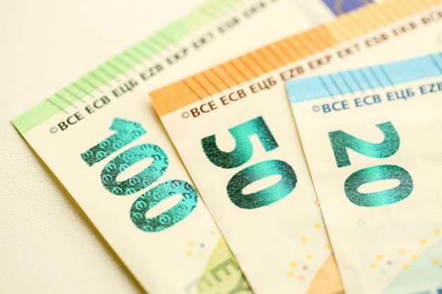 ヨーロッパの貨幣 ユーロ 紙幣 ヨーロッパ連合の貨幣の紙幣 近くに
