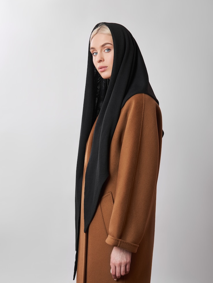 Photo european muslim woman with a blonde hair in a headscarf shawl dressed on her head.