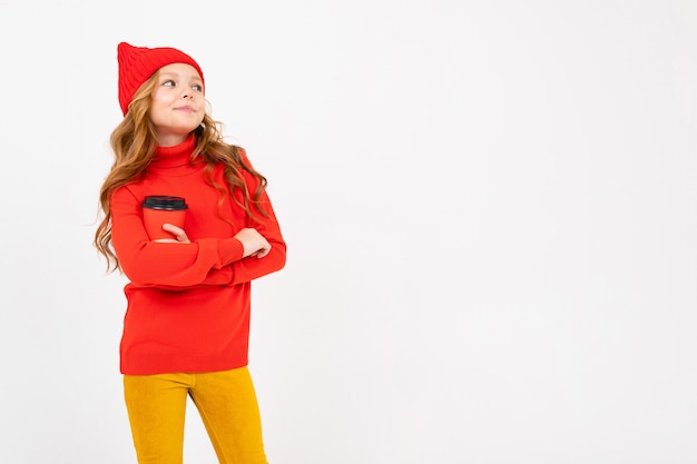 Photo european pretty girl in red posing with a glass of coffee in her hands