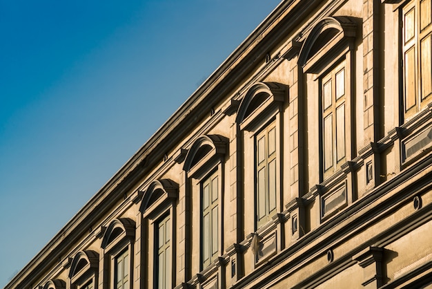 Modello di edificio stile europeo sotto la bella luce del sole estivo