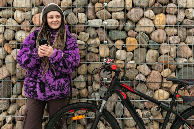 Photo european stylish woman loves a healthy lifestyle and rides a bike