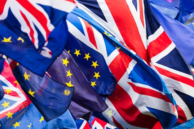 写真 イギリスとヨーロッパの国旗はブレクジット(eu離脱)の国民投票のシンボルである (英語版)