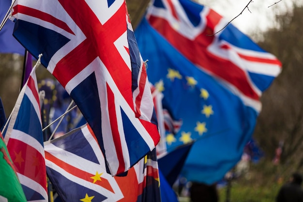 Bandiera dell'unione europea e della british union jack che sventolano insieme un simbolo del referendum sull'ue sulla brexit