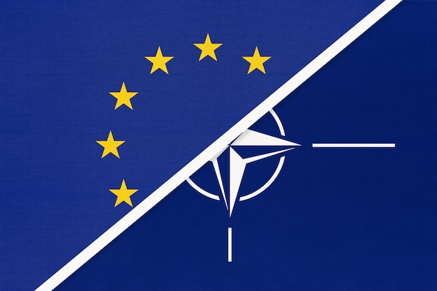 Европейский союз или ЕС и национальный тканевый флаг против Организации Североатлантического договора