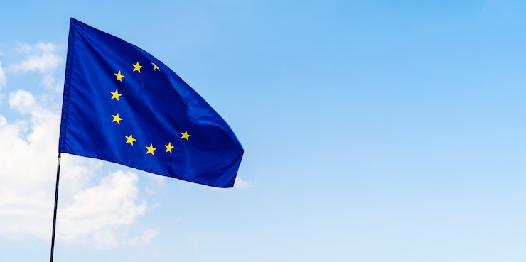 Photo european union flag against blue sky waving