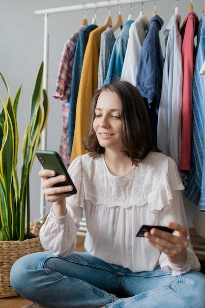 ワードローブの自宅でヨーロッパの女性は、パーティーや誕生日パーティーの服を分類する服を選択します