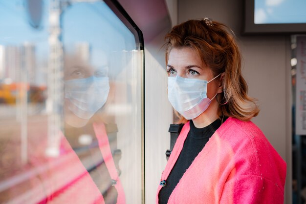 유럽 여성은 전염병에 대한 외과 보호 얼굴 마스크를 착용
