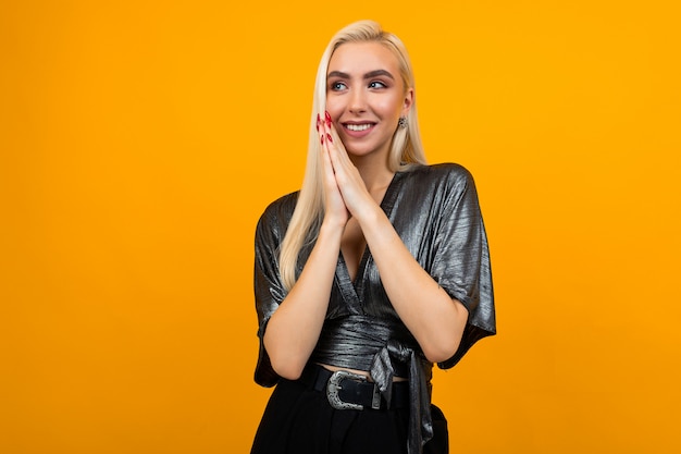 Europees elegant meisje model poseren op een gele muur