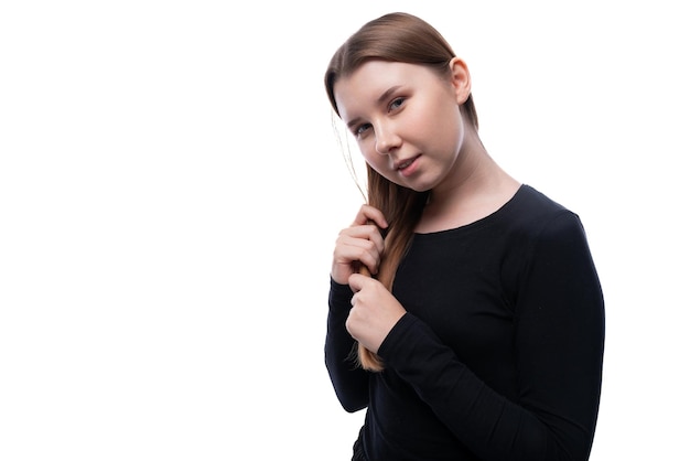 Europees fairhaired tienermeisje gekleed in een zwarte turtleneck op een witte achtergrond met kopieerruimte