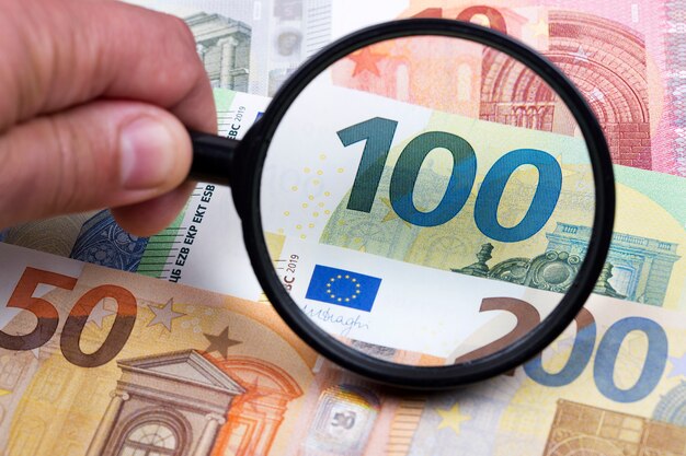 Europees geld in een vergrootglas een zakelijke achtergrond