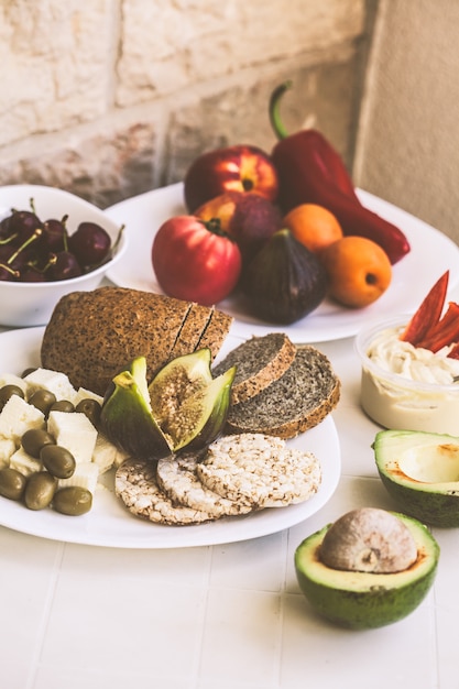 Europees gezond vegetarisch voedsel op een witte lijst aangaande het balkon