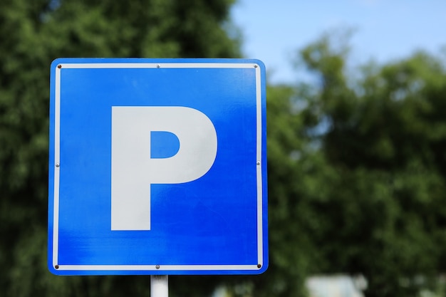 Europees parkeerbord langs de weg