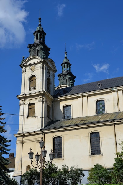 Europese katholieke kerk tegen blauwe hemel