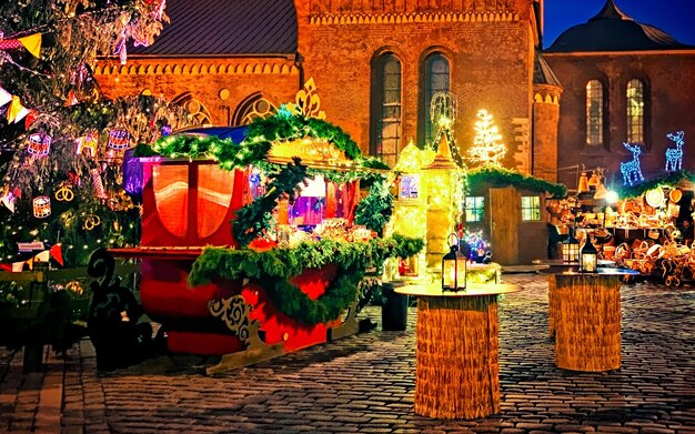 Europese kerstmarkt plein van de avond Riga Letland. Winter. Laat op de avond. Straat- en vakantiebeurs in de Europese stad Adventdecoratie met ambachtelijke artikelen op de Bazaar