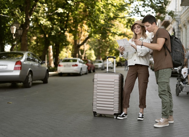 Europese reizigers houden van koppels die op een zonnige dag een lokale kaart gebruiken. Huwelijksreis, Europees toerisme of vakantiereisconcept