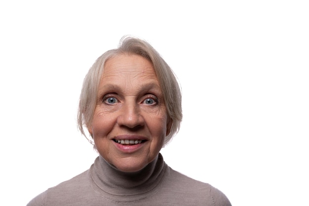 Europese senior vrouw met grijs haar close-up op witte achtergrond