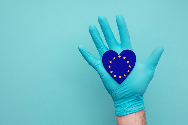 Europese unie medische gezondheid hart verpleegkundige hand met land hart vlag