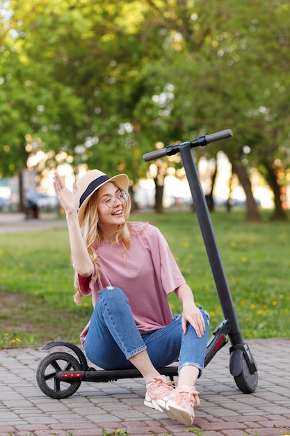 Europese zomer met e-scooter voor een wandeling welkom