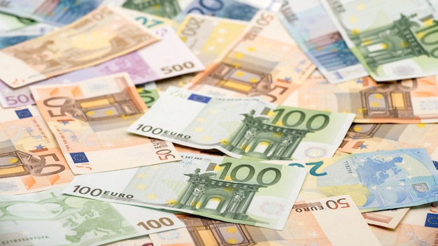さまざまな価値のユーロ紙幣。 100ユーロ紙幣。現金の背景。本物の紙幣百。良い収益。給与の発行。クレジットパーセント
