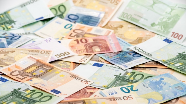 さまざまな価値のユーロ紙幣。 20、50、1、2、500のユーロ紙幣。現金紙幣のお金の背景。良い収益。給与の発行。クレジットパーセント