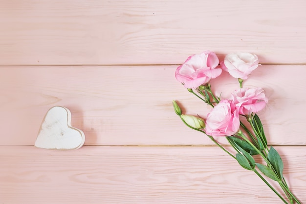 Eustoma bloemen op roze