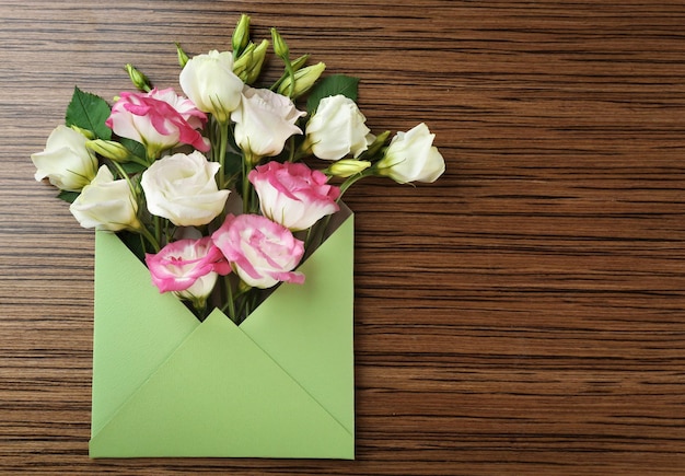 Eustoma in envelop op tafel