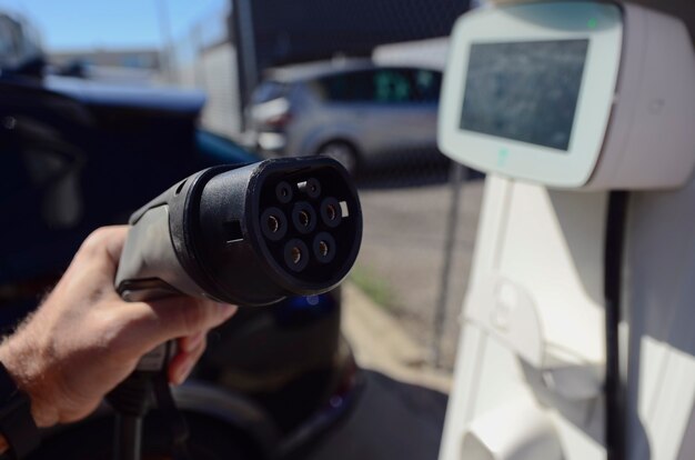 Ev-auto of elektrisch voertuig bij laadstationkabel