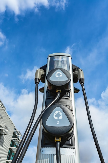 Foto ev-laadstation voor auto's zonder uitstoot op bewolkte hemelachtergrond