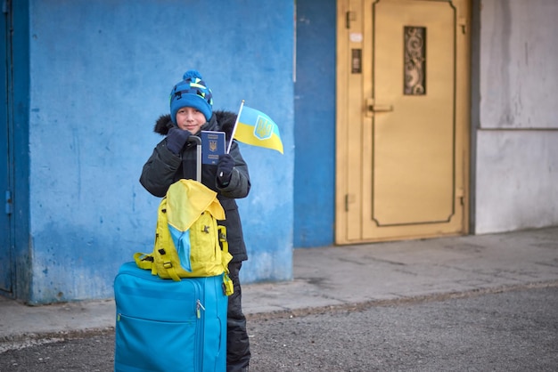 Evacuatie van burgers verdrietig kind met paspoort met geelblauwe vlag Stop oorlog