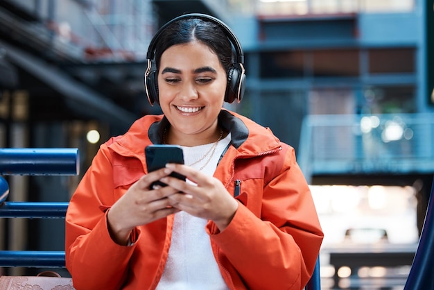 Even een pauze nemen Shot van een jonge vrouwelijke student die een telefoon gebruikt op de universiteit