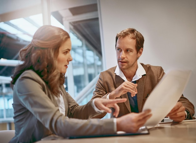 Even een snelle foto Bijgesneden opname van twee zakenmensen die samenwerken in de bestuurskamer