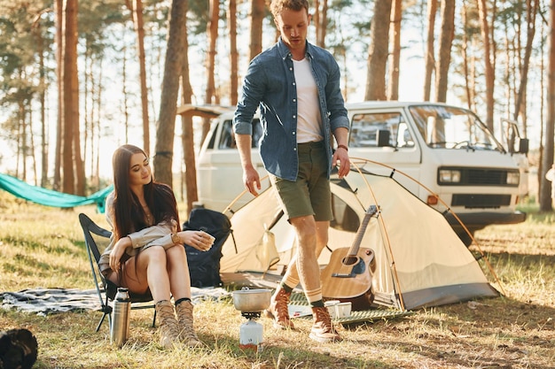 Even uitrusten Jong stel reist overdag samen in het bos