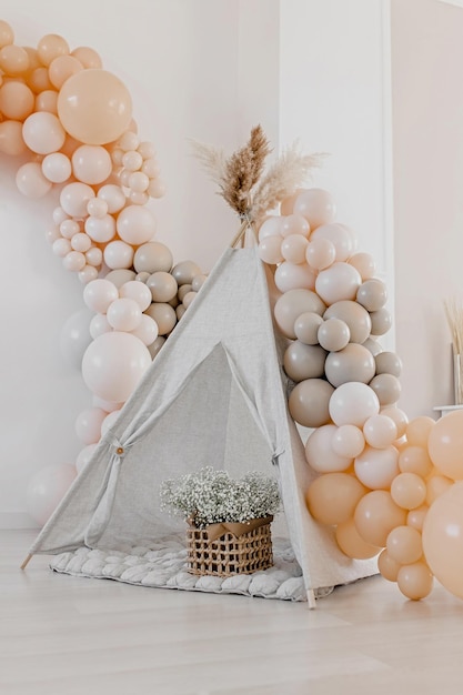 Evenementdecoratie in boho-stijl Beige ballen Kinderwigwam