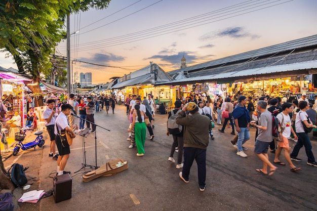 Foto serata al mercato di chatuchak giovani artisti e musicisti mostrano i loro talenti in spettacoli live di strada