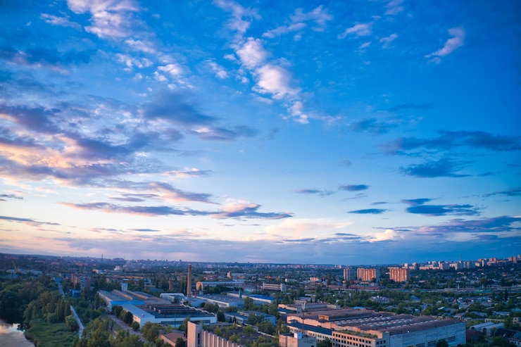 Photo evening city under beautiful blue sky with clouds