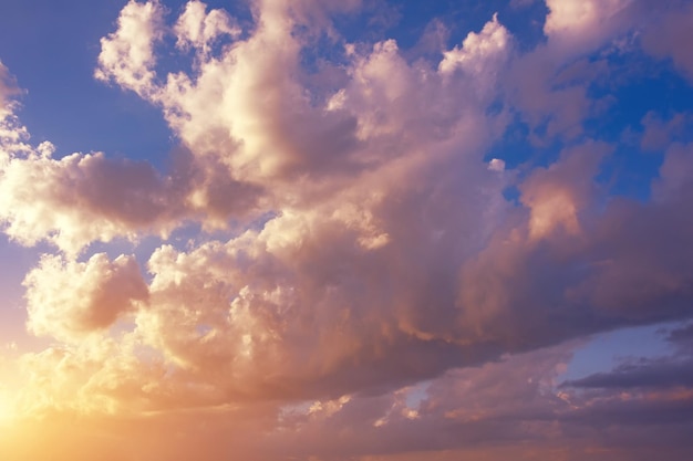 積雲の夕焼けの光の勾配のコントラストが柔らかい夕方の雲