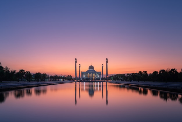 Sera alla cupola di una moschea in thailandia.