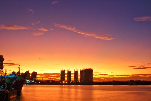 Photo evening horizon skyline and architecture at sunset