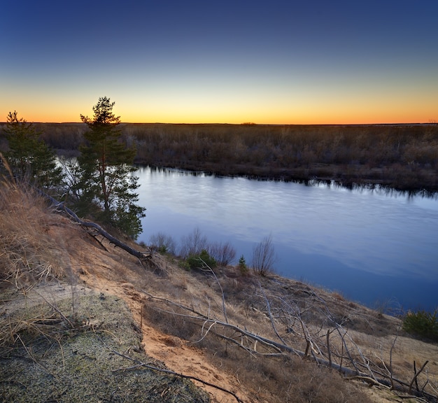 Вечерний пейзаж с рекой, на закате. Снято в центральной части России.