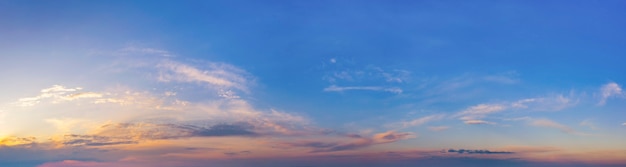 Paesaggio serale o mattutino, alba o tramonto