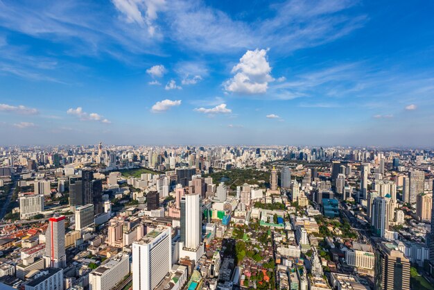 Le luci serali e notturne di bangkok viste da un angolo