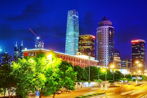 夜、夜のモダンな北京のビジネス地区。北京。中国