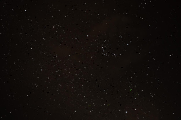 山の抽象的な星の背景にミロン星と夕方の夜空