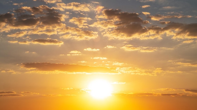 夕方のオレンジ色の太陽と美しい空の夏の気分